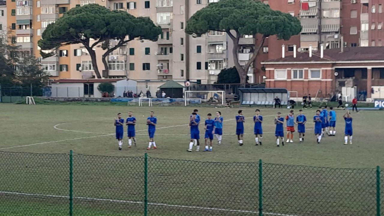 I piombinesi festeggiano la vittoria con i tifosi della tribuna