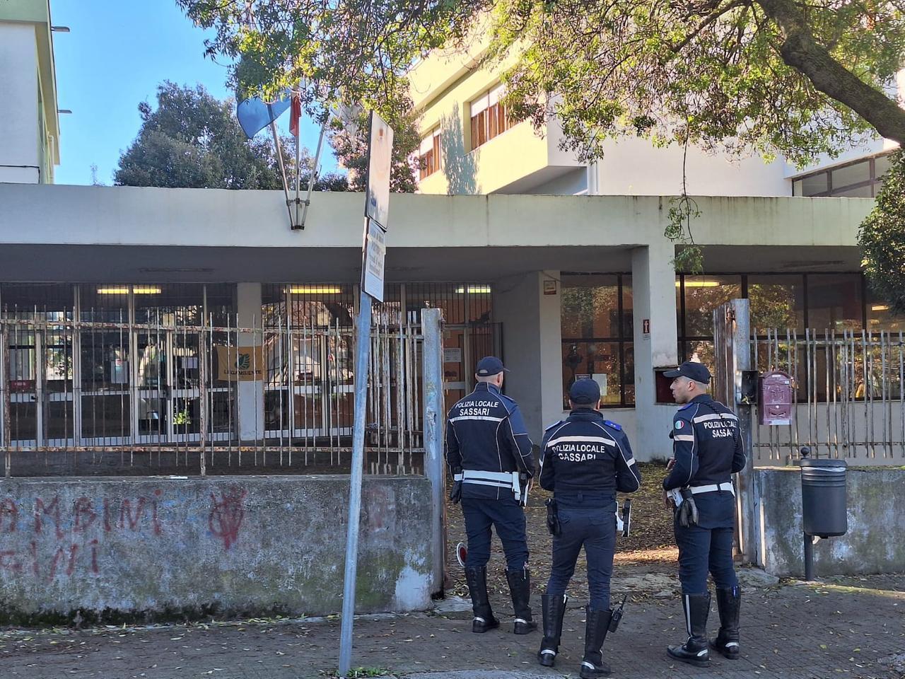 
	La polizia locale davanti alla scuola media <em>(foto Mauro Chessa)</em>

