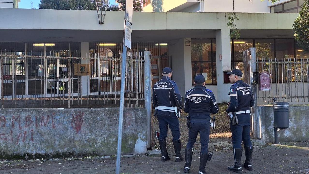 La polizia locale davanti alla scuola media <em>(foto Mauro Chessa)</em>