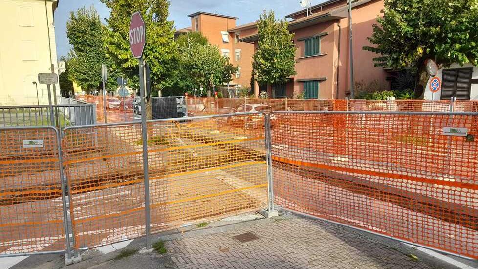 Montecatini, cantiere a rilento in via Bassi. L’assessore: «Lavori finiti in due settimane»