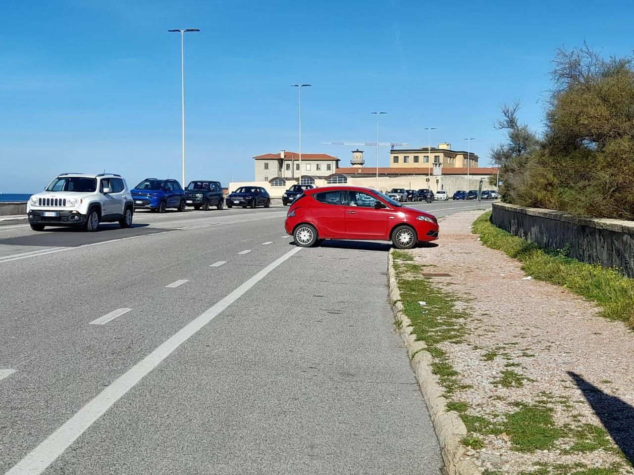 
	L'auto parcheggiata davanti ai Bagni Fiume

