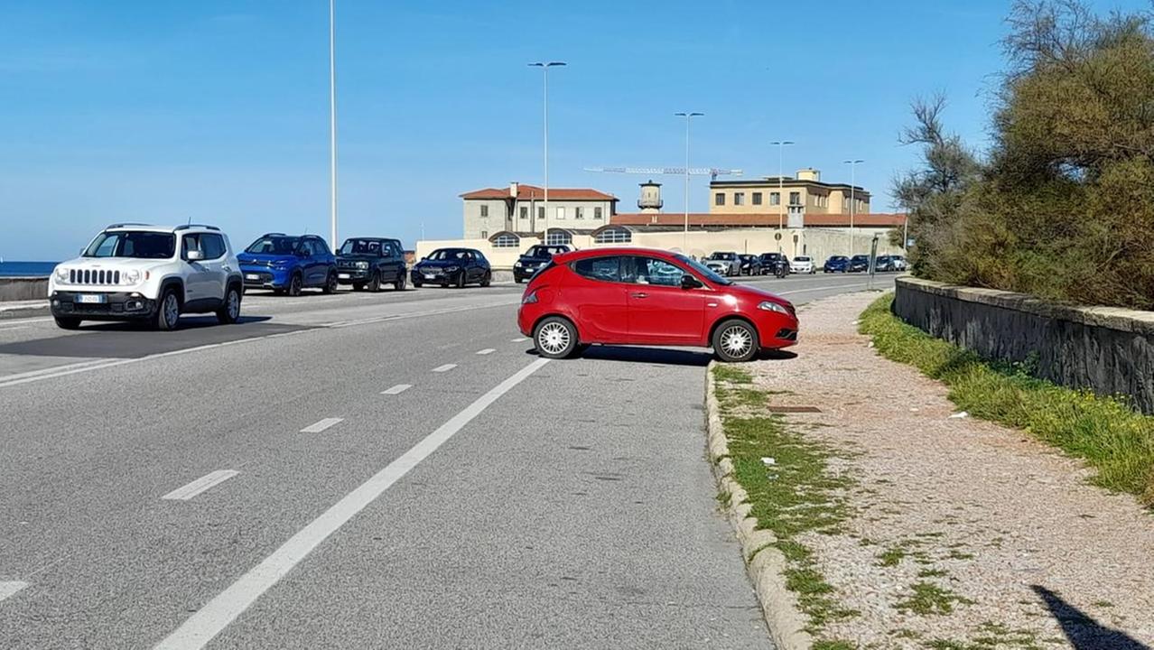 L'auto parcheggiata davanti ai Bagni Fiume