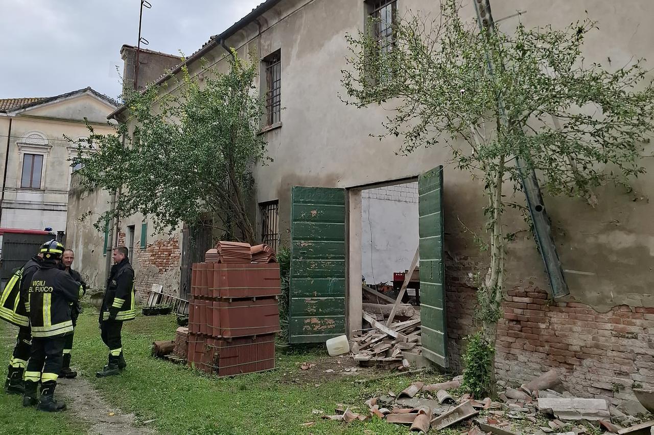 Portomaggiore, crolla il tetto di una casa in centro
