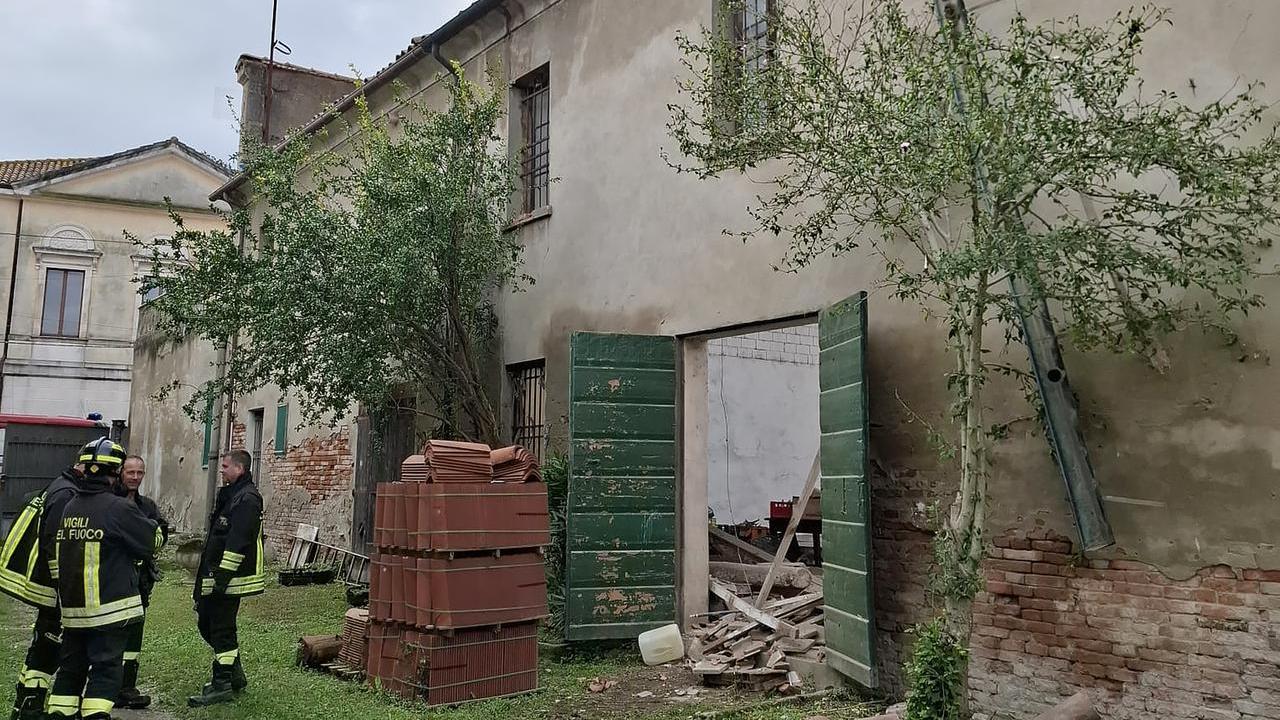 Portomaggiore, crolla il tetto di una casa in centro