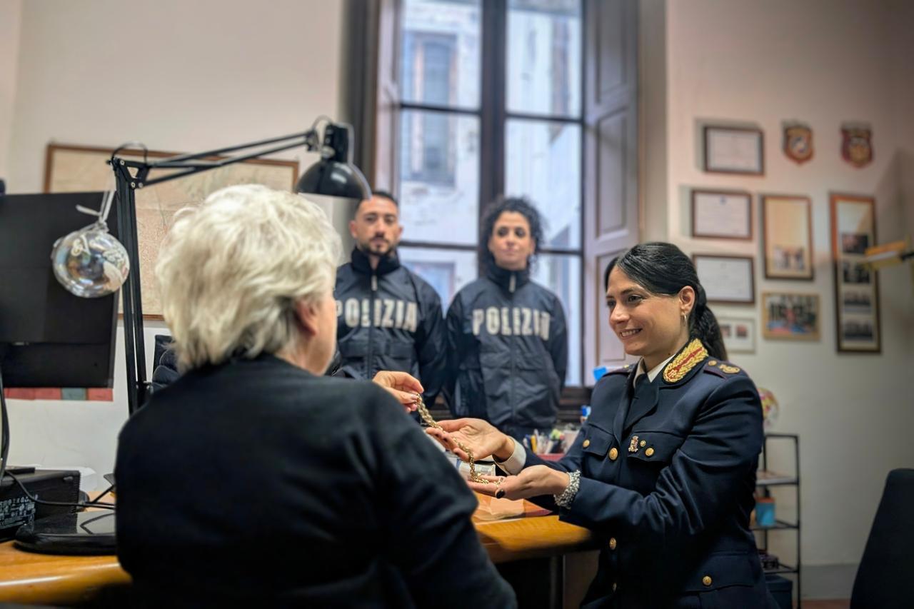 Firenze, buttata a terra e rapinata in strada: arrestati gli aggressori. E lei poi ringrazia la polizia