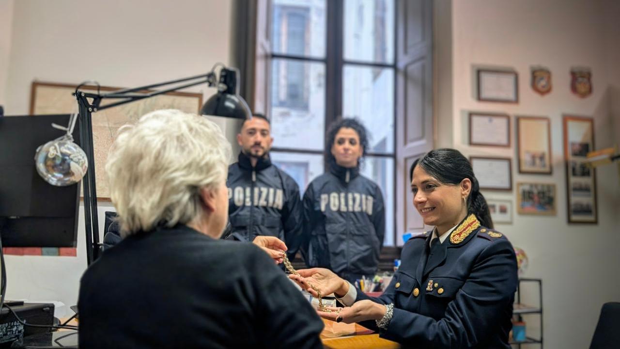 Firenze, buttata a terra e rapinata in strada: arrestati gli aggressori. E lei poi ringrazia la polizia