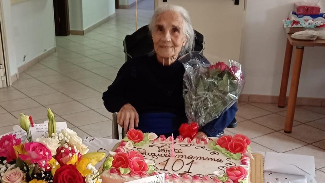 Silanus, fiori e torta per festeggiare i 101 di Tomasa Manca