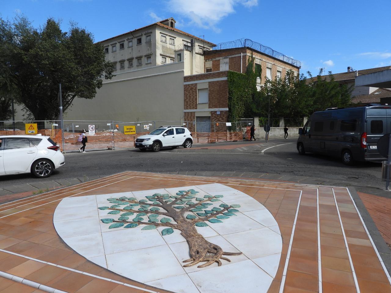 
	L'ex reggia giudicale vista da piazza Manno dove si nota anche&nbsp;l'installazione che ricorda lo stemma della casata degli Arborea

