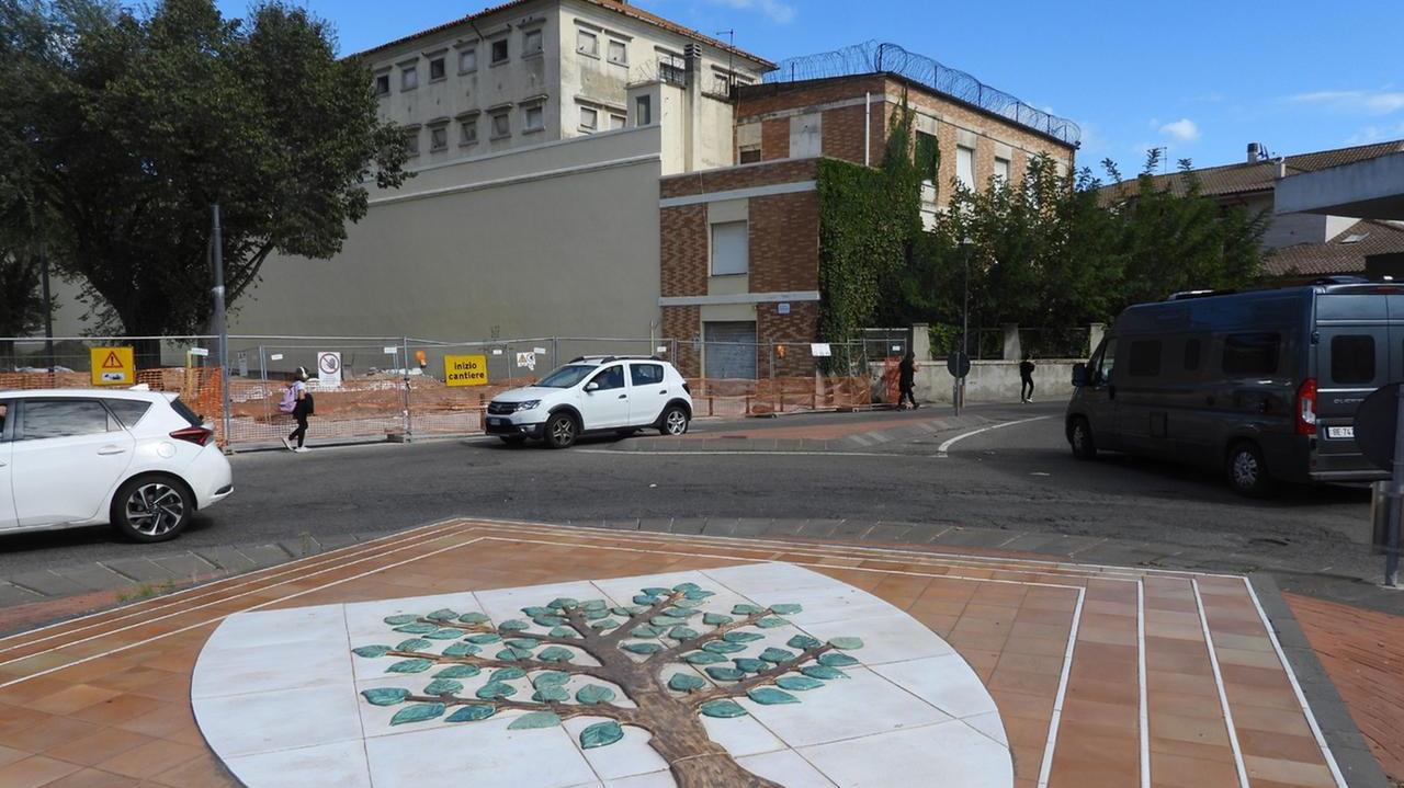 L'ex reggia giudicale vista da piazza Manno dove si nota anche l'installazione che ricorda lo stemma della casata degli Arborea