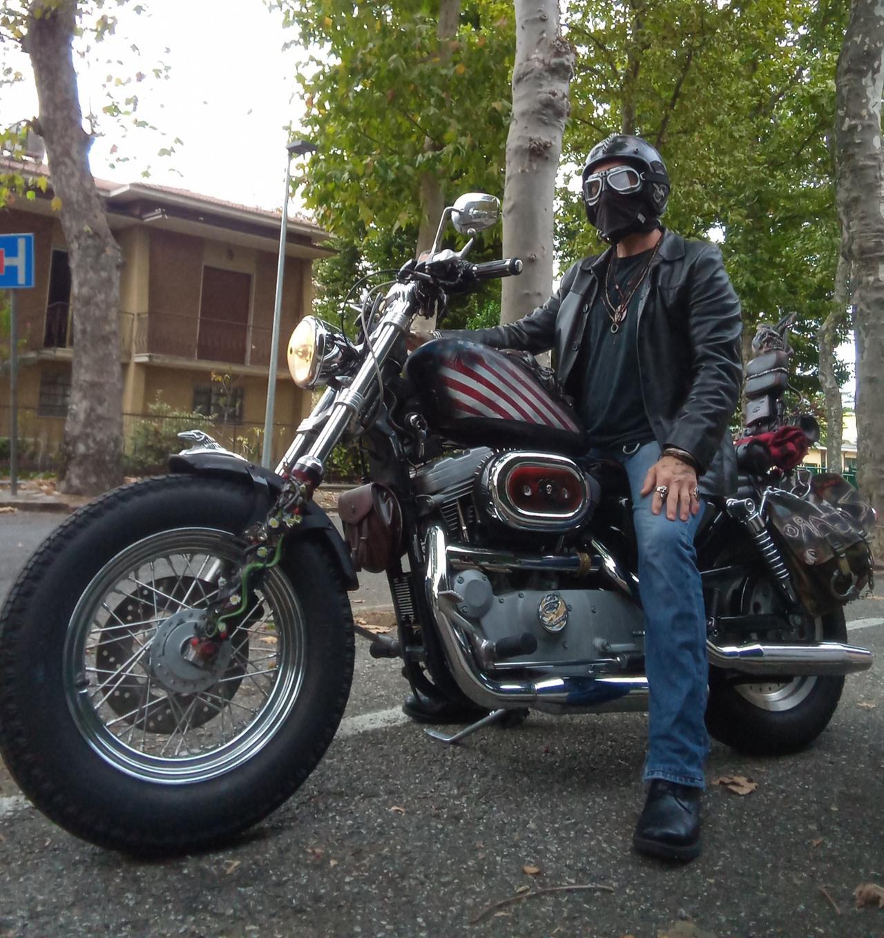 Zingaro Biker ad Halloween con l’Harley Davidson mascherata parla di sicurezza stradale