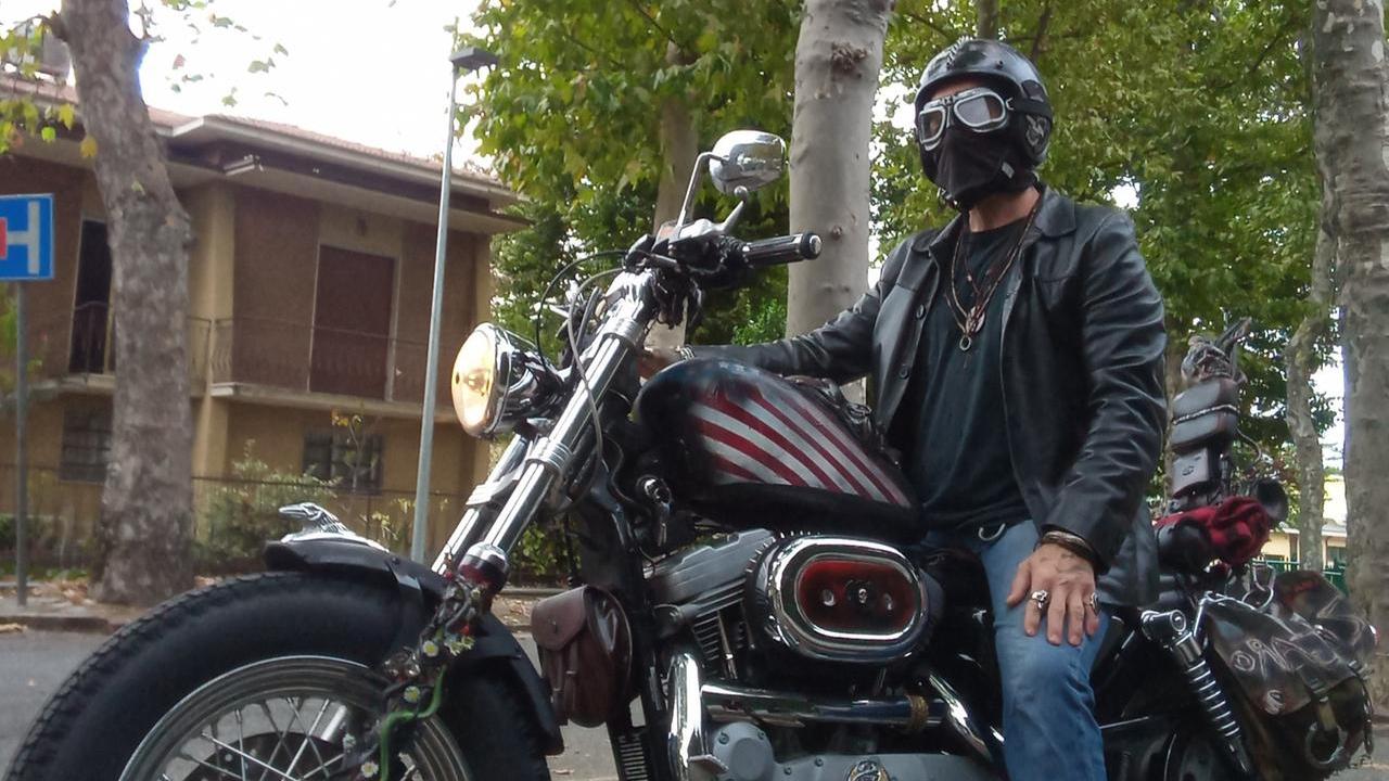 Zingaro Biker ad Halloween con l’Harley Davidson mascherata parla di sicurezza stradale
