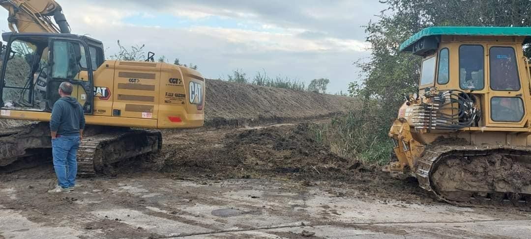 Alluvione, il prefetto visita gli sfollati a Cadelbosco Sopra: «Deflusso lento perchè il Po è pieno». Ancora critica la situazione di Gavassa