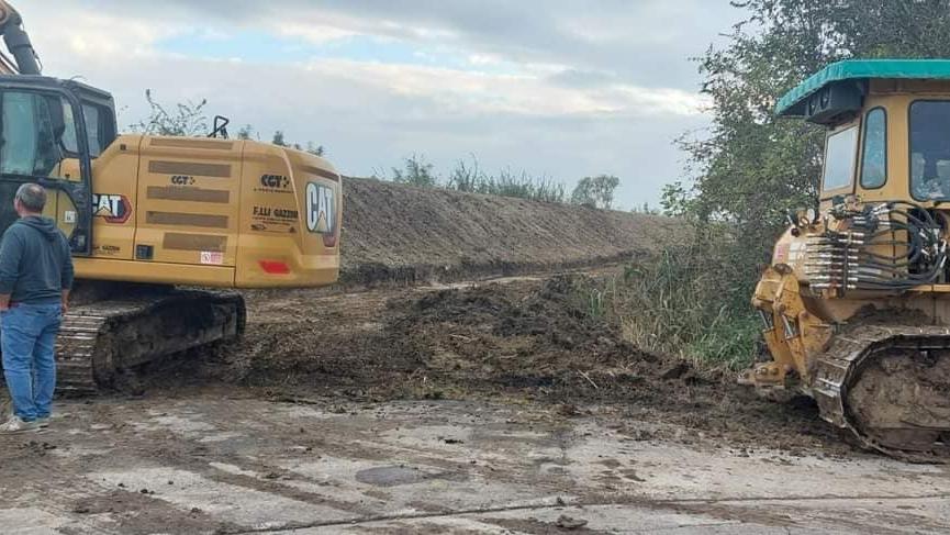 Alluvione, il prefetto visita gli sfollati a Cadelbosco Sopra: «Deflusso lento perchè il Po è pieno». Ancora critica la situazione di Gavassa
