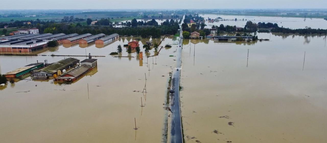 Alluvione, 70 sfollati nel centro di accoglienza di Cadelbosco Sopra. Iniziati i lavori sull'argine. Il prefetto in visita: «La piena del Po rallenta il deflusso»