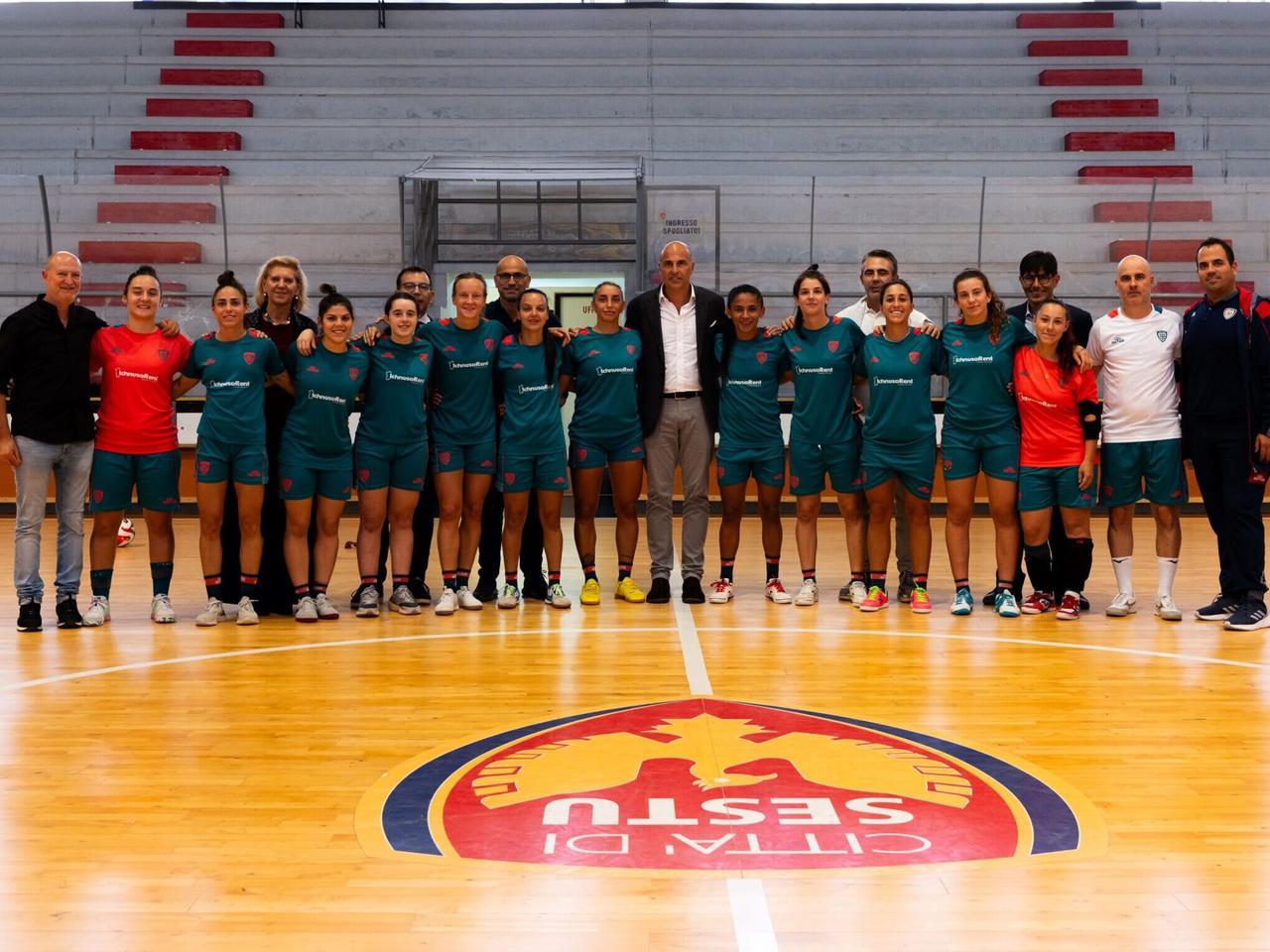 Il presidente del Cagliari Tommaso Giulini in visita alla squadra femminile