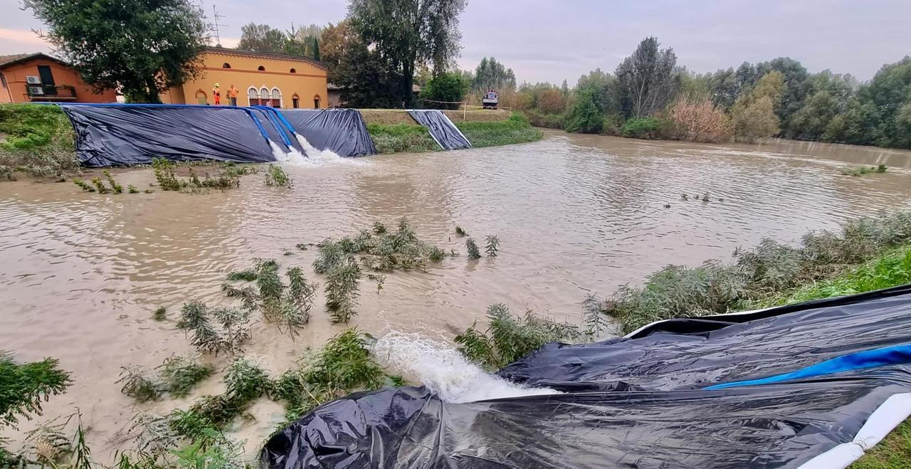 Maltempo a Modena, la situazione in diretta: pompe idrovore in azione ad Albareto e Bomporto