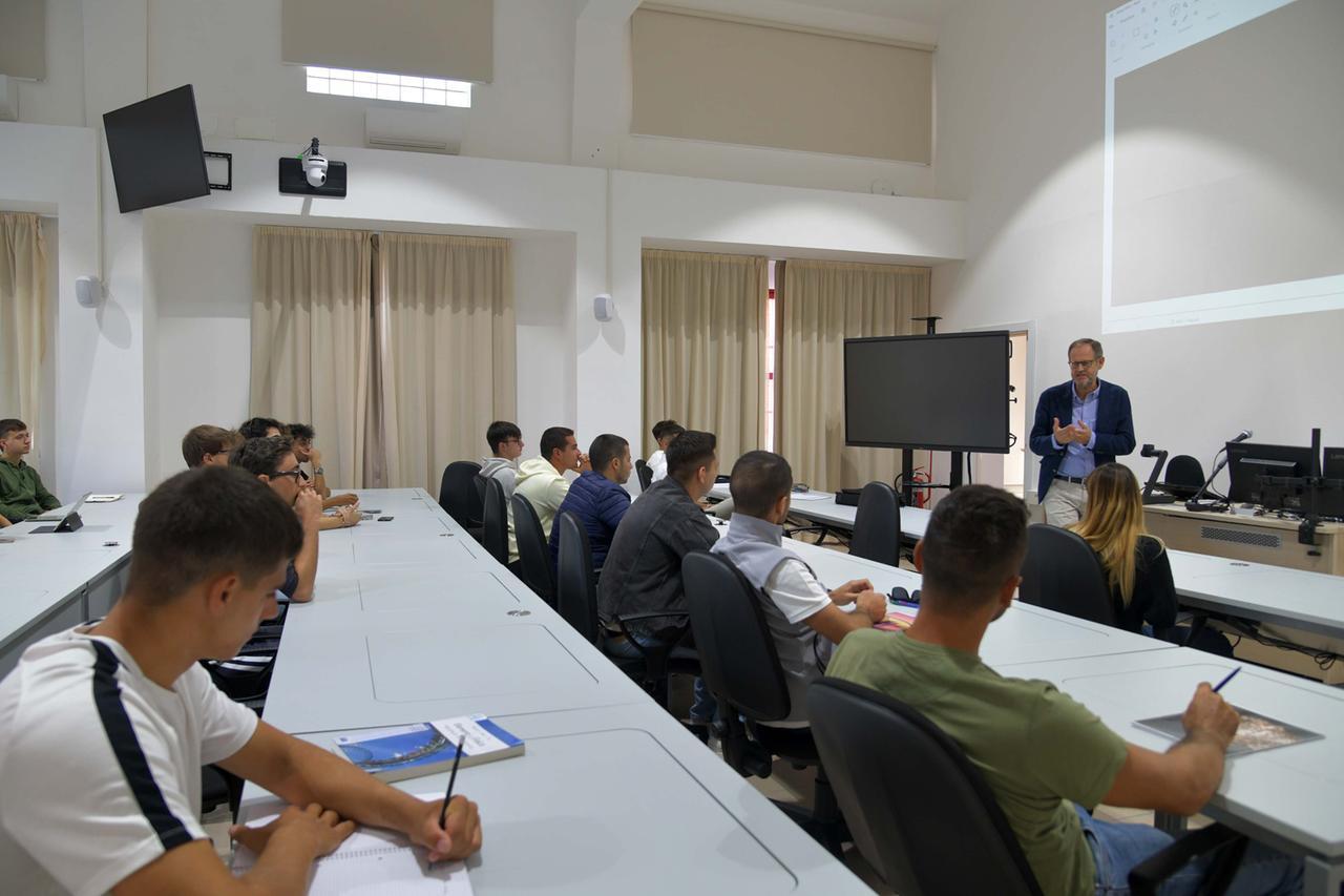 
	La prima lezione&nbsp;del&nbsp;corso di ingegneria navale

