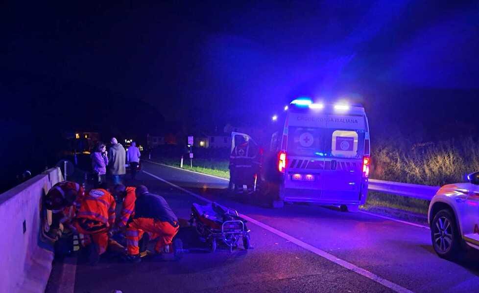 Lucca, travolti da una moto pirata: c'è un automobilista-testimone dell'incidente