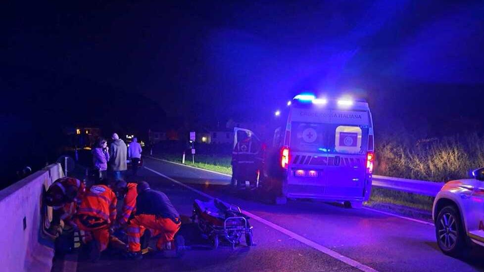 Lucca, travolti da una moto pirata: c'è un automobilista-testimone dell'incidente