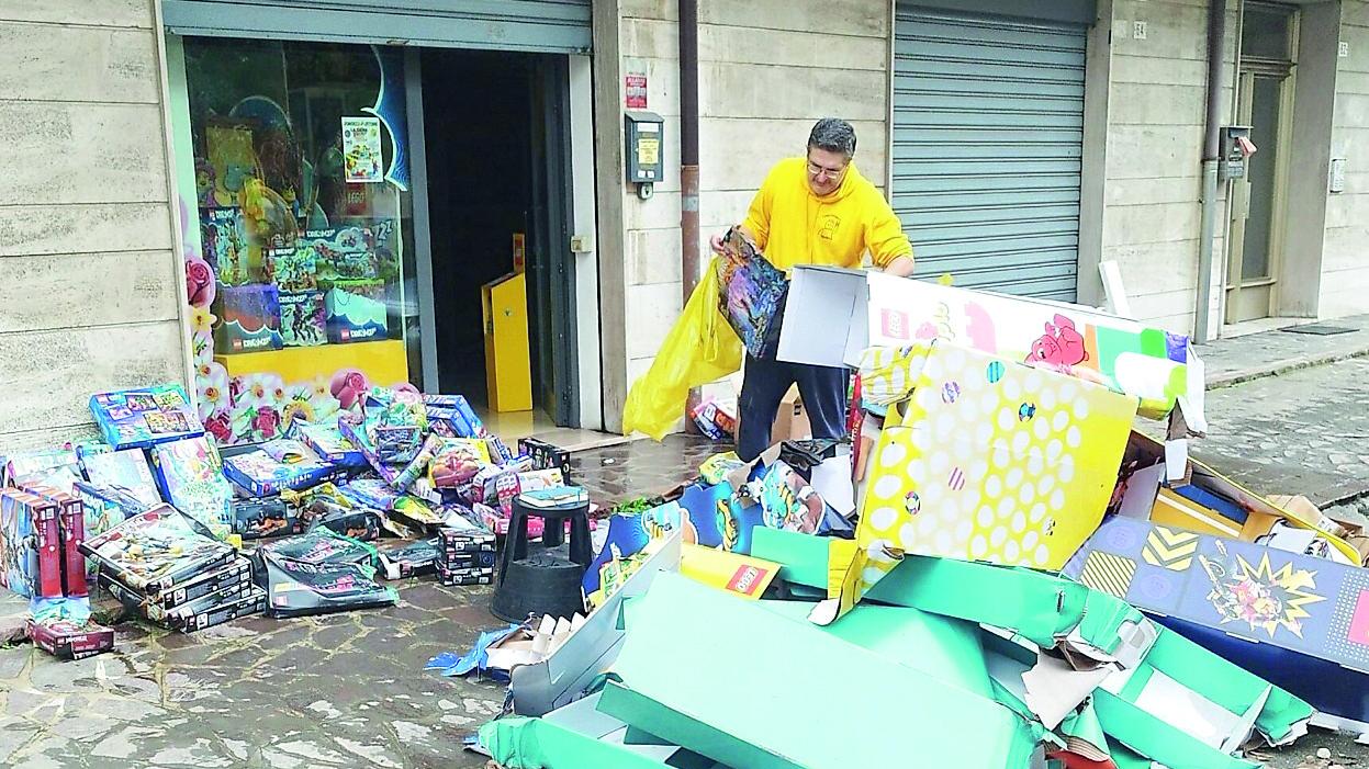 Modena, il negozio di giocattoli allagato: «Danni per oltre 25mila euro»