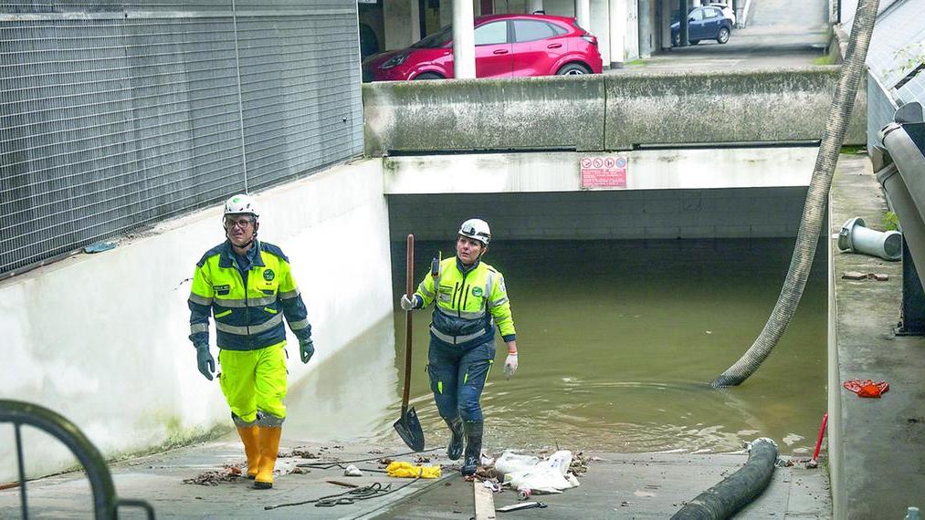 Modena, garage sott’acqua in via Carlo Zucchi: «Ci sono 50 auto sommerse»