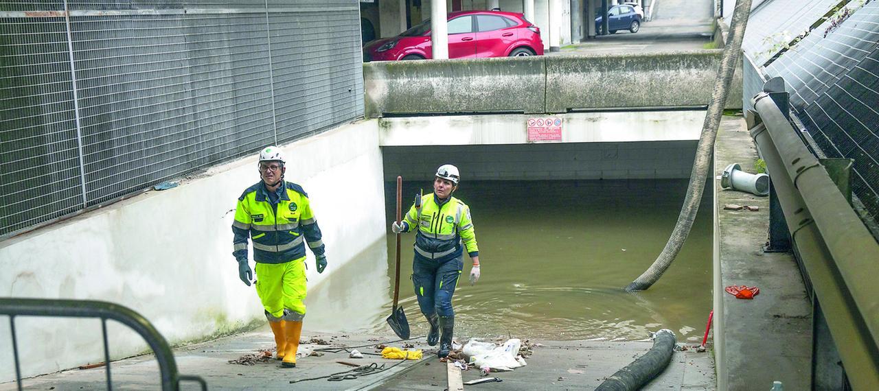 Modena, garage sott’acqua in via Carlo Zucchi: «Ci sono 50 auto sommerse»
