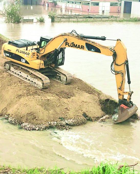 Corsa contro il tempo per riparare gli argini prima delle nuove piogge