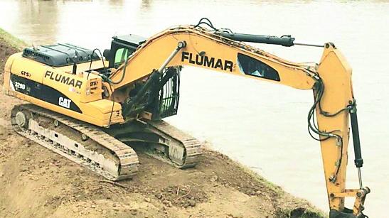 Corsa contro il tempo per riparare gli argini prima delle nuove piogge