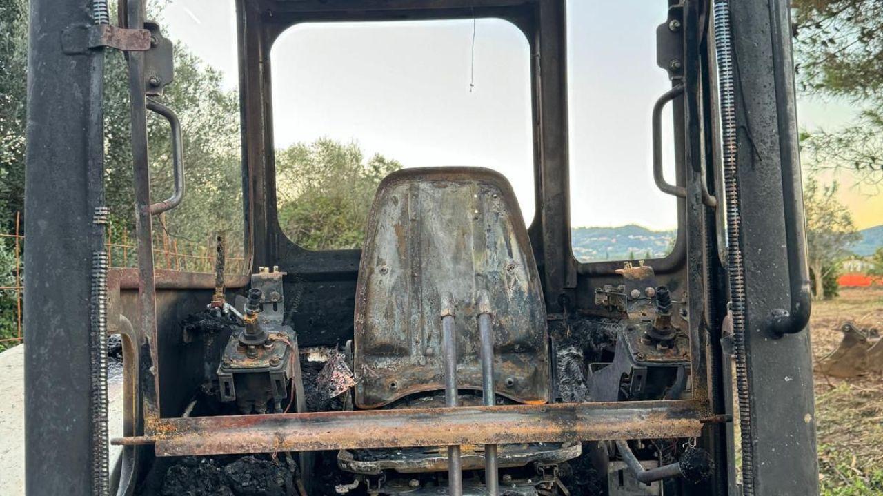 L’escavatore Bobcat, di proprietà della ditta Frangerini, andato a fuoco