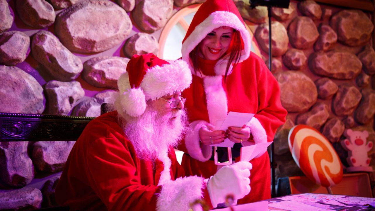 Babbo Natale all’interno della sua baita con una “aiutante”
