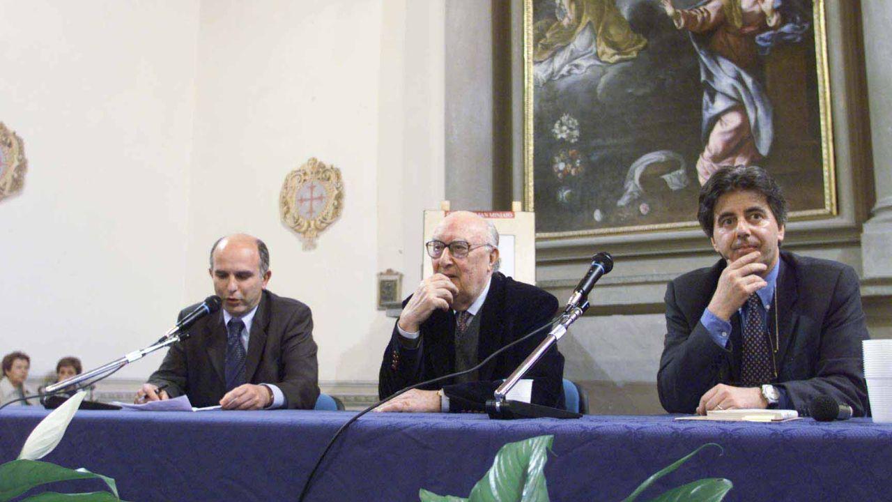 A destra lo scrittore Andrea Camilleri con l’ex sindaco di San Miniato Angelo Frosini