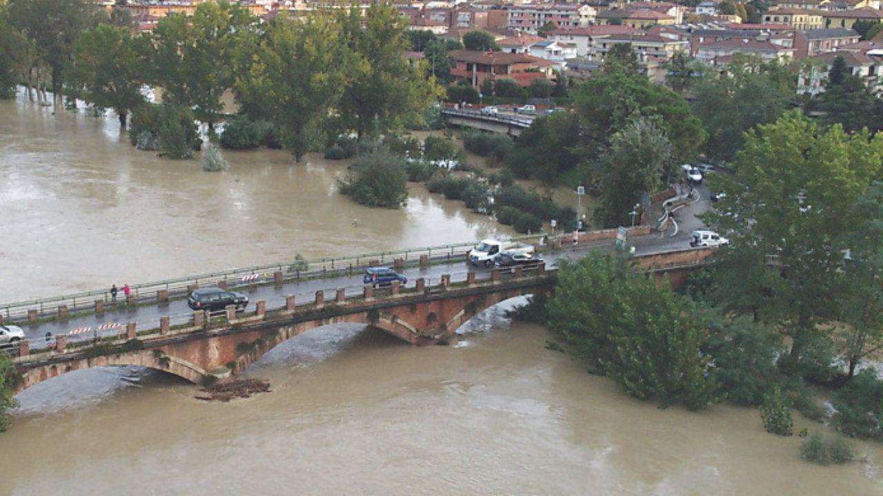 I campi allagati in Valdelsa poco dopo l’alluvione di giovedì e il ponte sul fiume nella zona di Certaldo