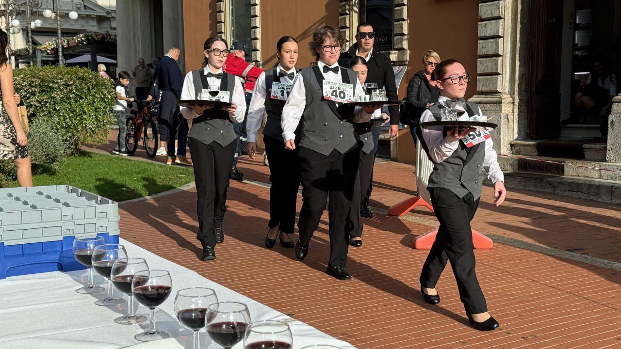 
	Gli studenti con il vassoio in mano attraversano il centro (foto Nucci)

