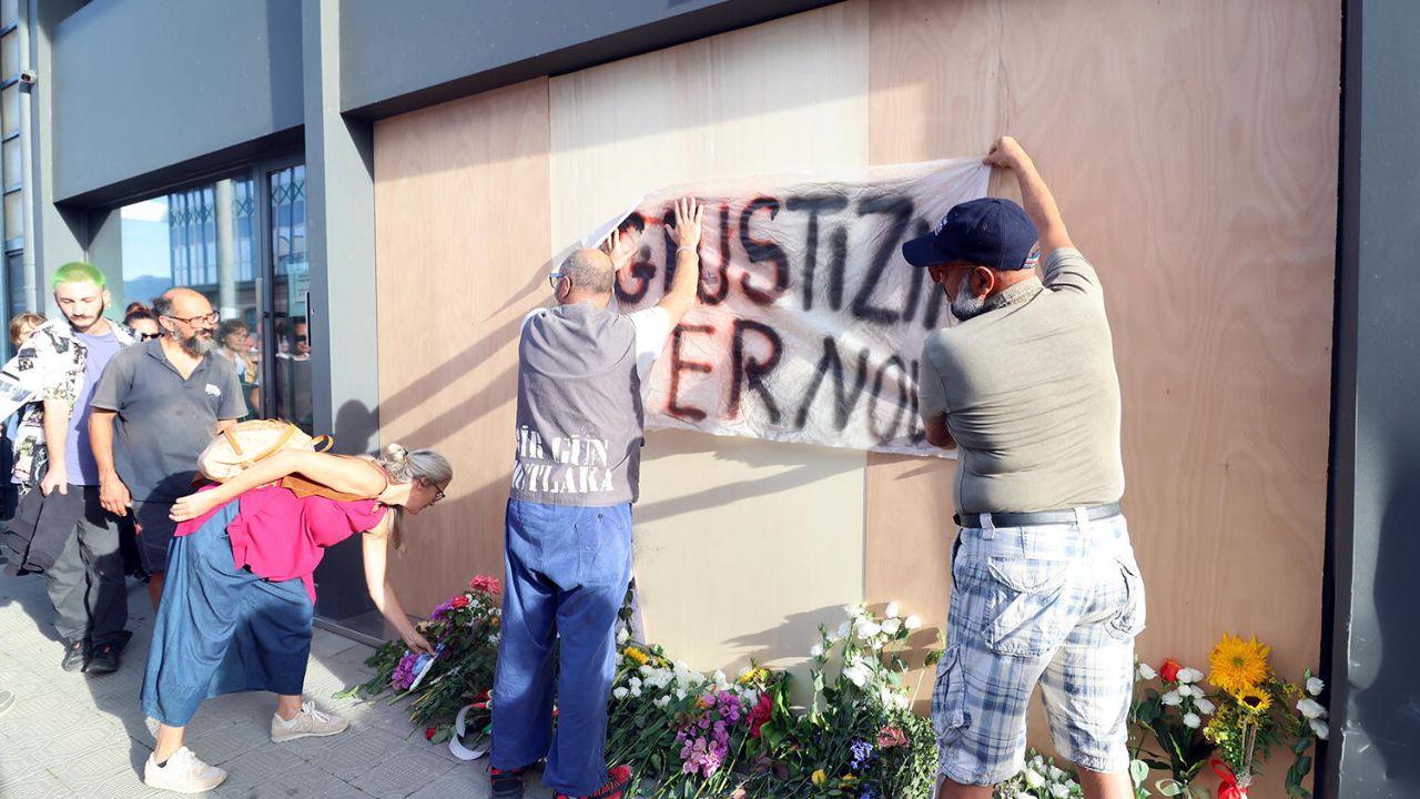 Fiori e striscioni in via Coppino nel punto dove è stato ucciso Noureddine Mezgui