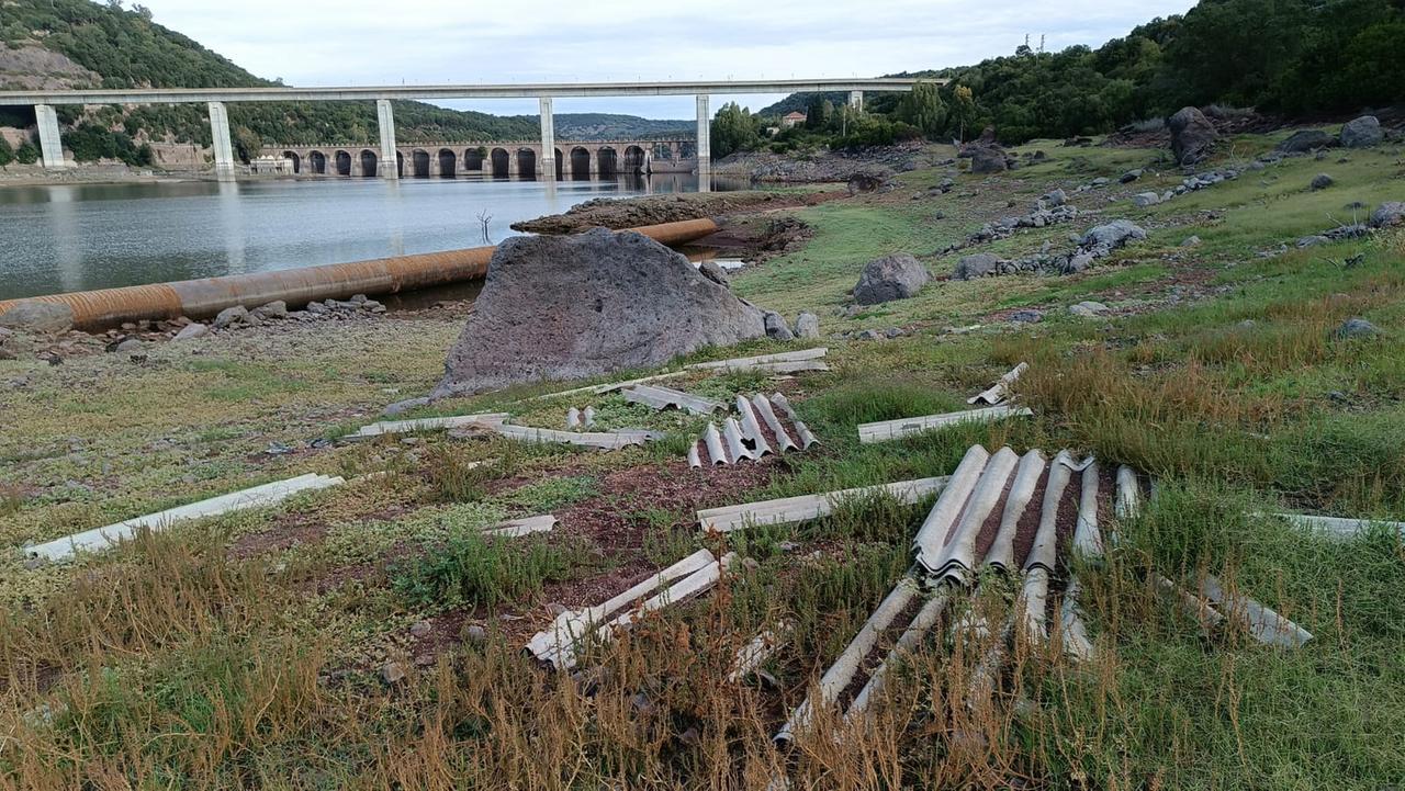 
	La discarica abusiva sulle rive del lago Omodeo nel territorio di Ula Tirso

