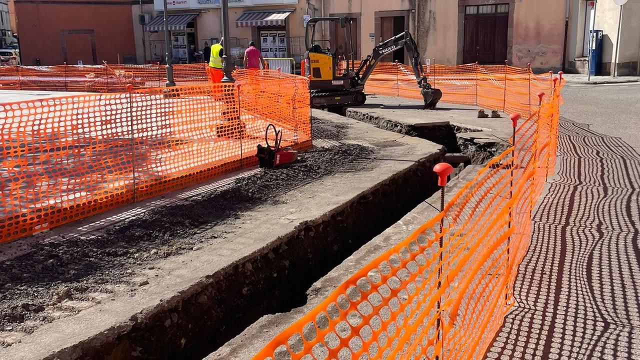 A Bosa lavori in corso per sostituire le vecchie condotte  colabrodo