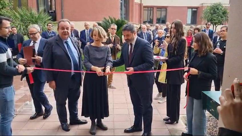 
	Il taglio del nastro&nbsp;(foto di Mauro Chessa)

