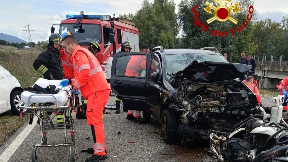 Nuoro, violento schianto auto-moto sulla strada statale: muore un 36enne