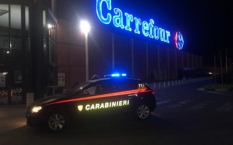Ruba vestiti al centro commerciale Carrefour, 22enne nei guai