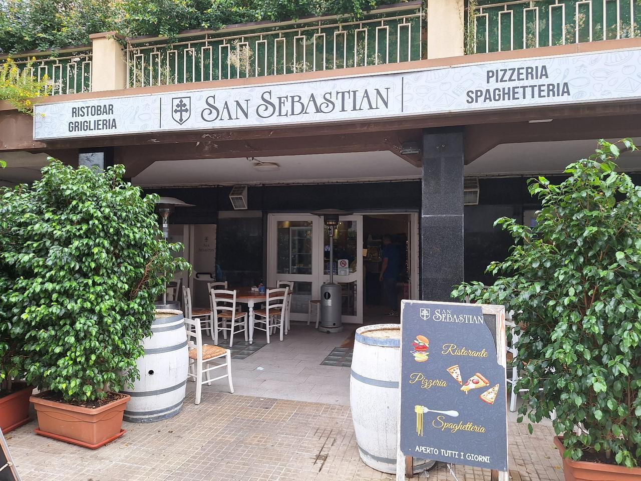 Sassari, importuna i clienti del San Sebastian e aggredisce cuoco e titolare: intervengono le forze dell’ordine