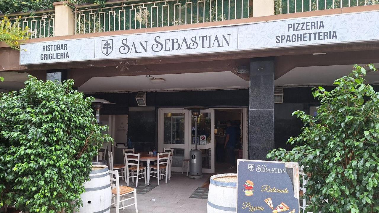 Sassari, importuna i clienti del San Sebastian e aggredisce cuoco e titolare: intervengono le forze dell’ordine