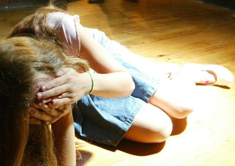 Invitò a casa l’amica minorenne per giocare e la stuprò: condannato a 10 anni