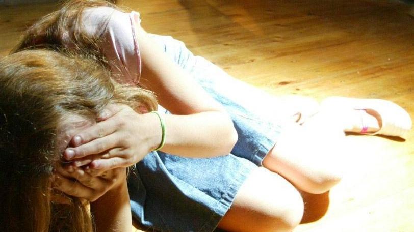 Invitò a casa l’amica minorenne per giocare e la stuprò: condannato a 10 anni