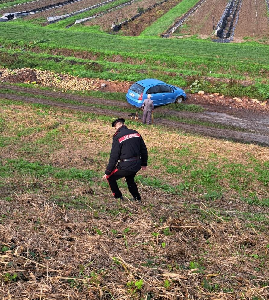 Anziano bloccato nel fango con l’auto, lo aiutano i carabinieri