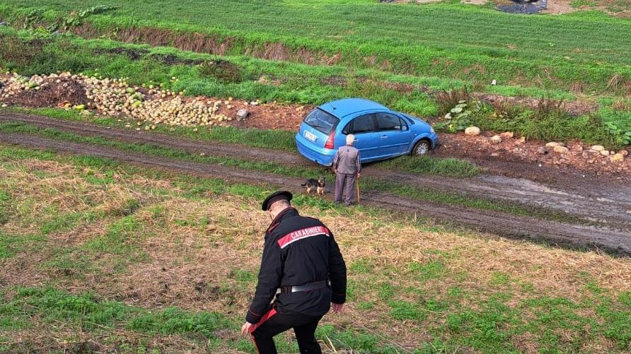 Anziano bloccato nel fango con l’auto, lo aiutano i carabinieri