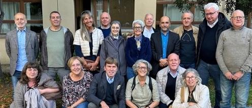 La ex prima I dell’Enriques di Livorno a scuola con gli studenti di oggi, 50 anni dopo. «Coltivate i rapporti umani: i social non bastano»