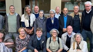 La ex prima I dell’Enriques di Livorno a scuola con gli studenti di oggi, 50 anni dopo. «Coltivate i rapporti umani: i social non bastano»