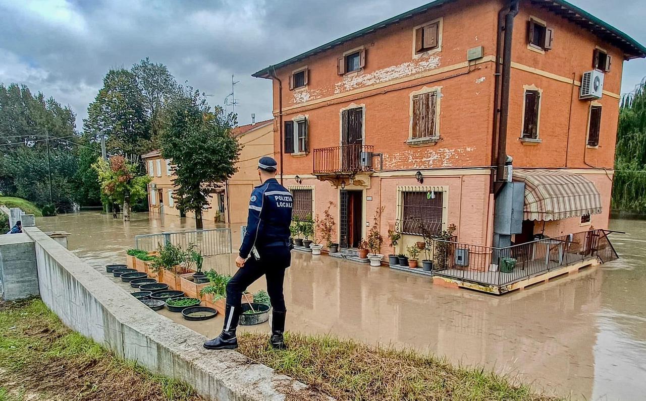 
	Un intervento della poliza locale di Modena nelle zone allagate

