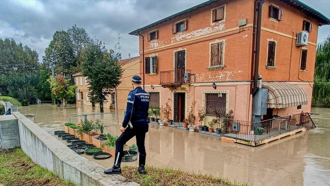 Un intervento della poliza locale di Modena nelle zone allagate