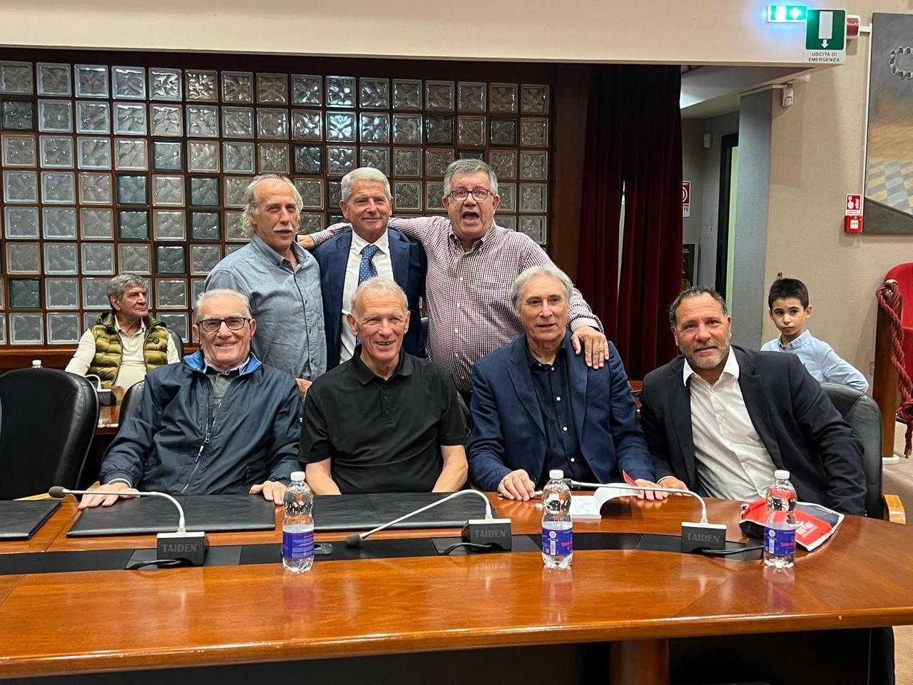 A Selargius grande festa per i 70 anni dell’ex rossoblù Gigi Piras